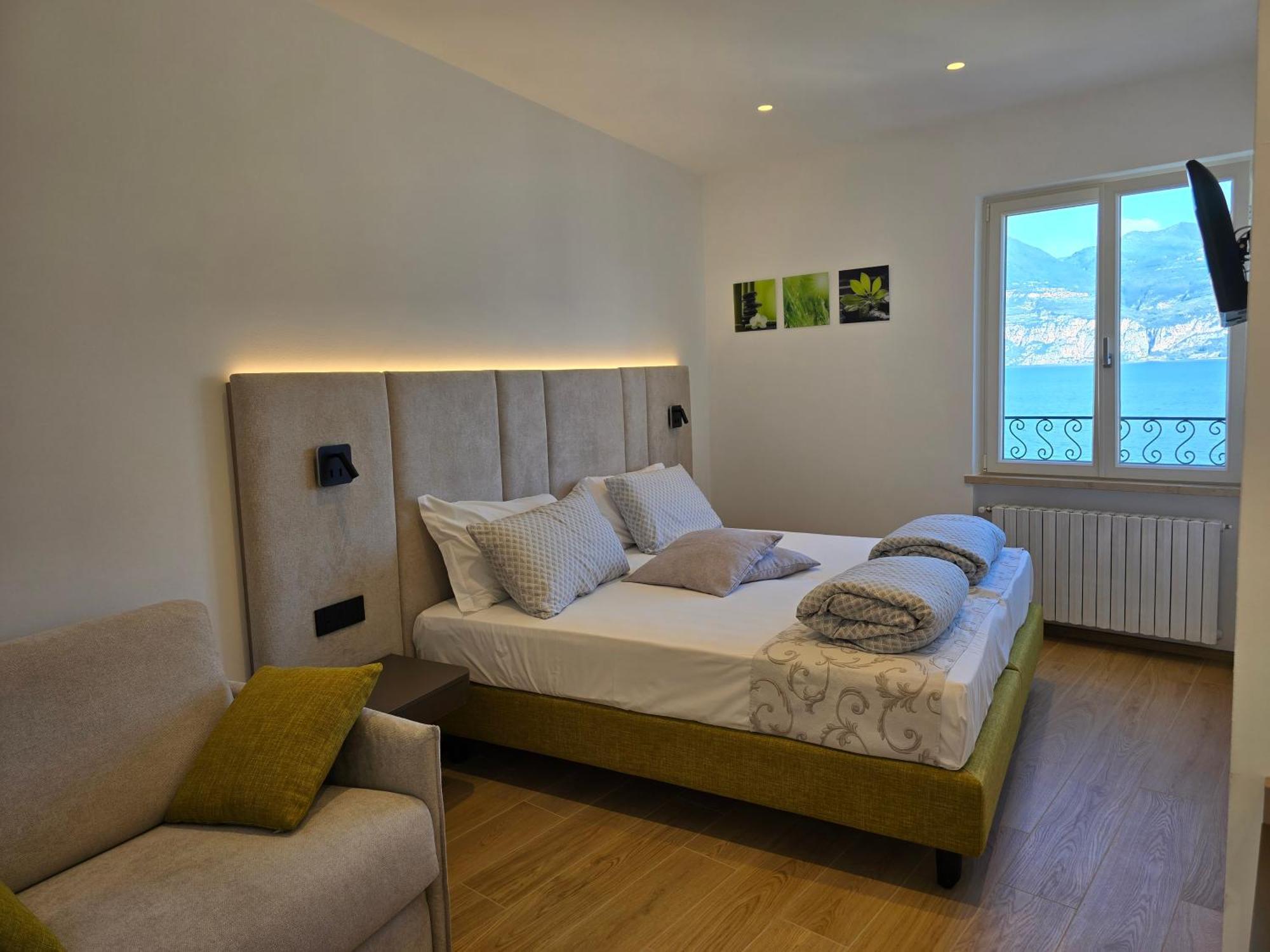 Deluxe Double or Twin Room Lake View